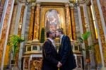 Una delle opere di Gonzalo Orquin 1 Cosa ne pensa Papa Francesco? L'artista spagnolo Gonzalo Orquín fotografa baci omosex negli absidi delle chiese e il Vicariato di Roma minaccia azioni legali e fa censurare la mostra