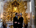 Una delle opere di Gonzalo Orquin 2 Cosa ne pensa Papa Francesco? L'artista spagnolo Gonzalo Orquín fotografa baci omosex negli absidi delle chiese e il Vicariato di Roma minaccia azioni legali e fa censurare la mostra