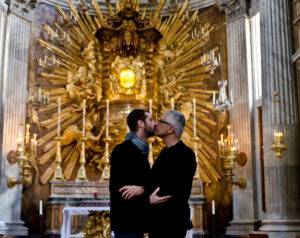 Cosa ne pensa Papa Francesco? L’artista spagnolo Gonzalo Orquín fotografa baci omosex negli absidi delle chiese e il Vicariato di Roma minaccia azioni legali e fa censurare la mostra