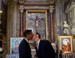 Una delle opere di Gonzalo Orquin 3 Cosa ne pensa Papa Francesco? L'artista spagnolo Gonzalo Orquín fotografa baci omosex negli absidi delle chiese e il Vicariato di Roma minaccia azioni legali e fa censurare la mostra