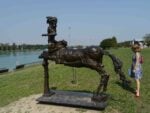 Una scultura di Perez allIdroscalo Venti sculture per rilanciare l’Idroscalo: il “mare di Milano” di trasforma in Parco dell’Arte. Con le opere dei vari Staccioli, Varisco, Perez e Manzù; in attesa si trovino i soldi per produrre site-specific