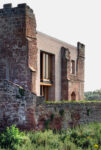 Witherford Watson Mann Astley Castle foto Helen Binet Va allo studio londinese Witherford Watson Mann il RIBA Stirling Prize 2013. La prima volta per un progetto di abitazione, la prima volta di un restauro: quello di un castello del XII secolo