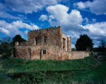 Witherford Watson Mann Astley Castle foto Helen Binet Va allo studio londinese Witherford Watson Mann il RIBA Stirling Prize 2013. La prima volta per un progetto di abitazione, la prima volta di un restauro: quello di un castello del XII secolo