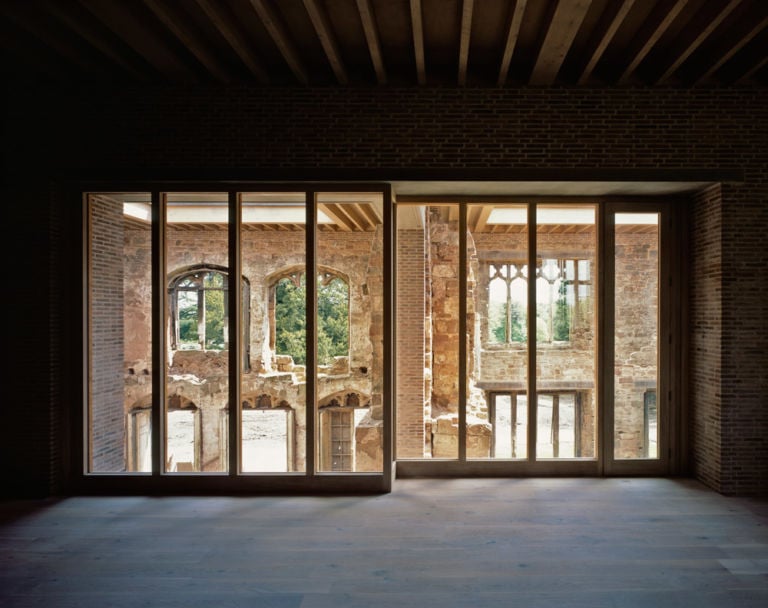 Witherford Watson Mann Astley Castle foto Helen Binet 2 Va allo studio londinese Witherford Watson Mann il RIBA Stirling Prize 2013. La prima volta per un progetto di abitazione, la prima volta di un restauro: quello di un castello del XII secolo