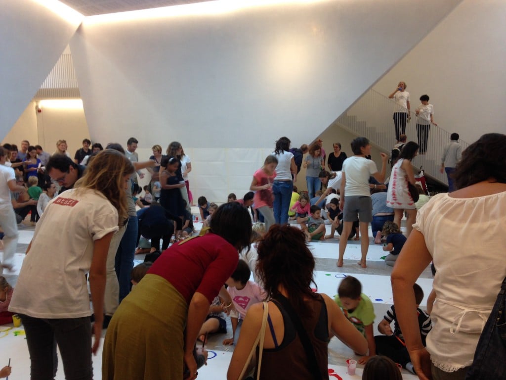 Hervé Tullet e i bambini di Palazzo Grassi, a Venezia. La nuova stagione di st_art parte con un laboratorio didattico nel Teatrino di Tadao Ando. Atelier creativi, pensati per le famiglie