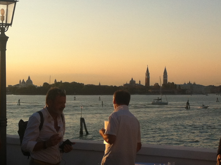 mio Pietro Leeman, Andy Luotto e Pierchristian Zanotto: tre grandi chef per rileggere col cibo le immagini (di cibo) del fotografo Henry Hargreaves. Accade a Venezia, a San Servolo: ecco chiccera