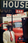 Saul Leiter, Harlem, 1960 , Stampa Cibachrome, 35,5 x 28 cm, © Saul Leiter. Courtesy Howard Greenberg Gallery, New York