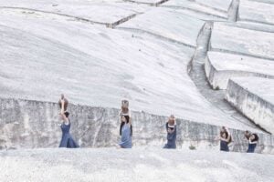 Ultimo giorno, a Palermo, per il nuovo progetto di Marzia Migliora. Dal Cretto di Burri a un oratorio del Settecento, raccontando storie di femminilità e di paesaggio. Il ritorno della Fondazione Goca