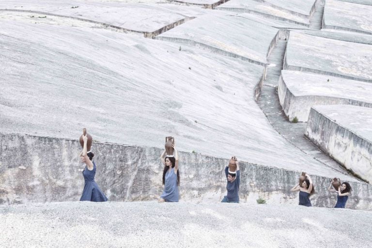 01 aquamicans Ultimo giorno, a Palermo, per il nuovo progetto di Marzia Migliora. Dal Cretto di Burri a un oratorio del Settecento, raccontando storie di femminilità e di paesaggio. Il ritorno della Fondazione Goca