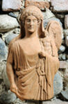 Afrodite con chitone e himation che regge un eros alato, da Medma, metà del V secolo a.C., Museo Archeologico Nazionale, Reggio Calabria