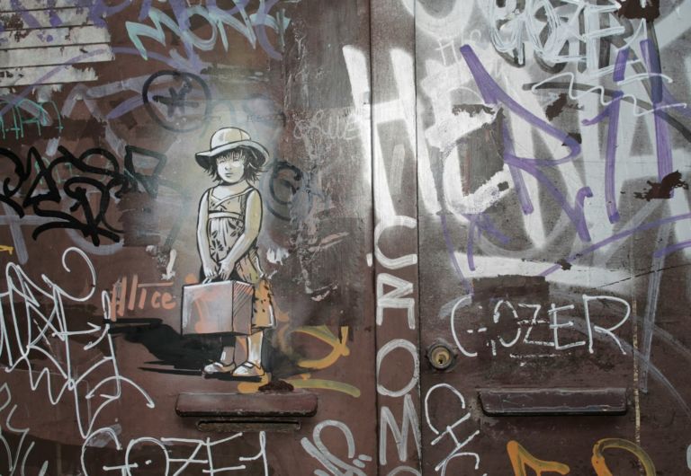 138 Banksy stoppato a Nyc dalla polizia? E in Italia la street artist finisce in tribunale. Succede a Bologna, dove Alice Pasquini è denunciata per i suoi murales. Il solito tema dell’illegalità: come distinguere tra vandalo e artista?