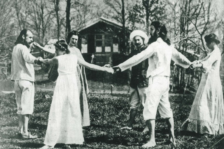 Fotografo ingnoto, Monte Verità, Ascona, girotondo dei primi vegetariani, 1910 ca. - Bellinzona, Archivio di Stato del Cantone Ticino, Archivio Fondazione Monte Verità, Fondo Harald Szeemann