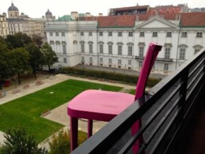 Vienna Design Week 2013: le 25 ore che cambiarono l’hotel. Ma che ci fa una sedia fucsia in bilico oltre la ringhiera di un balcone del quinto piano? Video e foto per credere…