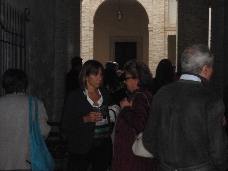 Alessandra Bonomo e Anna Mattirolo Mario Schifano & Sons. In Umbria la galleria Bibo's Place riunisce sette artisti per un omaggio al genio scomparso: ecco chiccera