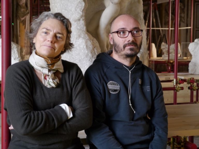 Aline Magnien conservatore al museo Rodin e Flavio Arensi curatore della mostra 800x600 Imbucati a Palazzo Reale: ecco foto e video rubati durante l’allestimento della mostra su Rodin in preparazione a Milano. Oltre sessanta marmi in arrivo dalla Francia, nella spettacolare cornice della Sala delle Cariatidi