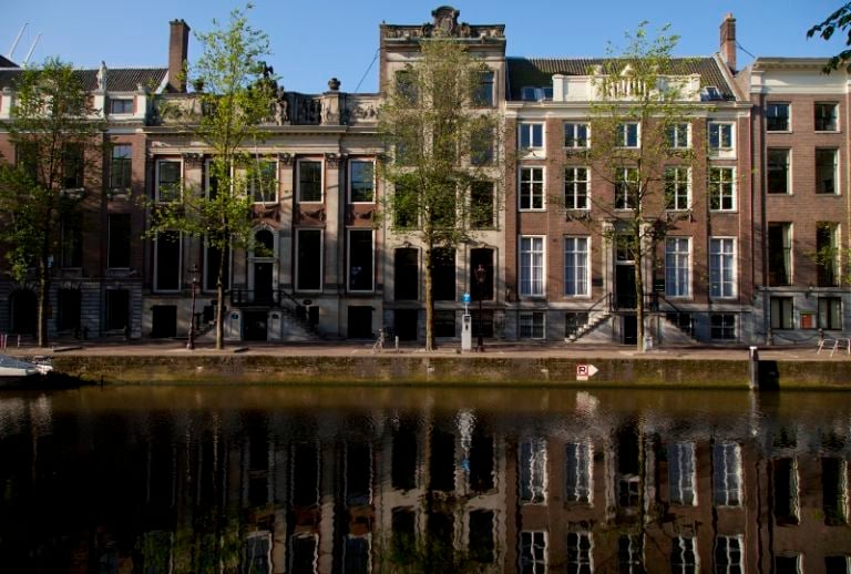 Amsterdam Herengracht 474 Foto Cris Toala Olivares Amsterdam festeggia quattro secoli di canali: venti abitazioni e istituzioni private diventano galleria diffusa per una mostra da scoprire casa per casa. Con le opere di Fiona Tan, Marlene Dumas, William Monk...