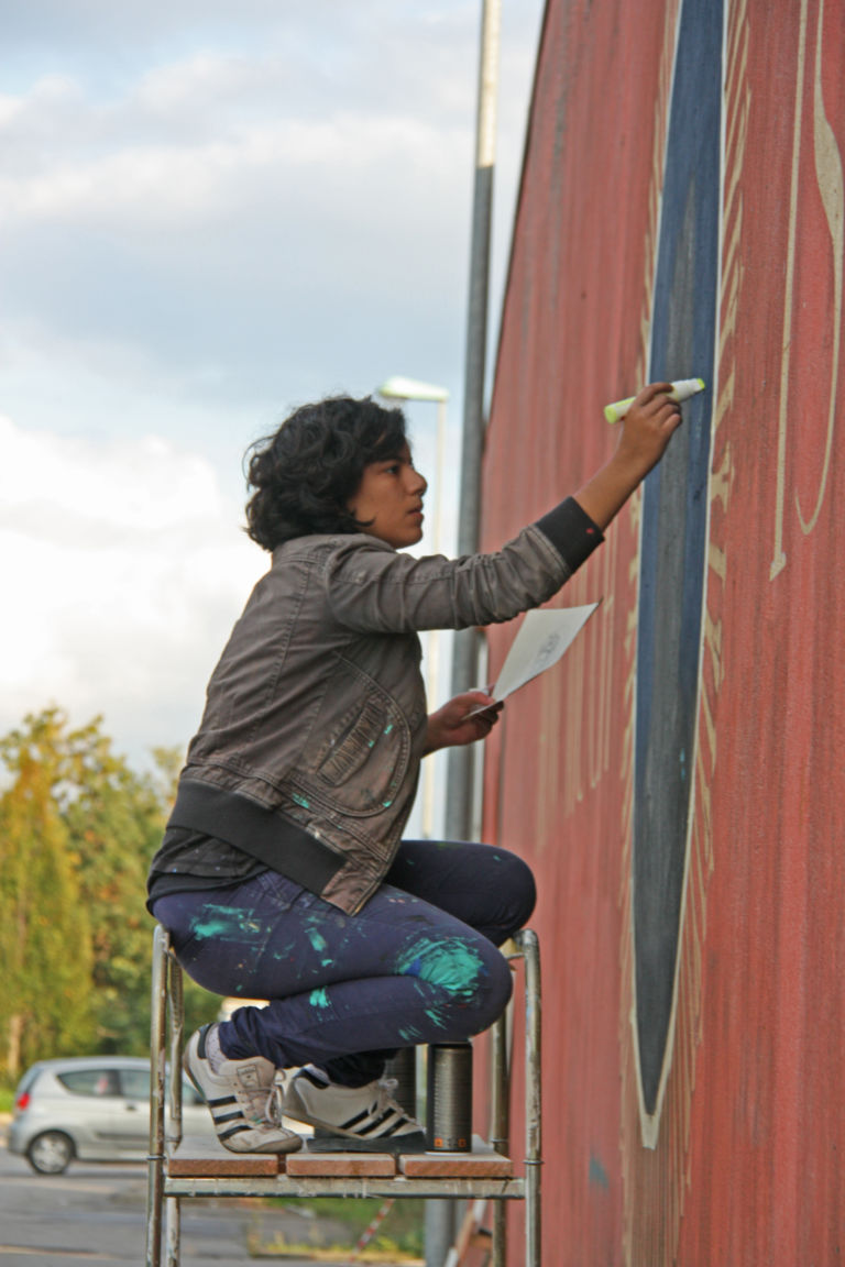 Aya Tarek vs El Teenen Pistoia 1 Due Banksy d’Egitto, a Pistoia. Dalla residenza di Aya Tarek e El Teneen nasce un grande murale dedicato a Piazza Tahrir: qui le immagini in anteprima