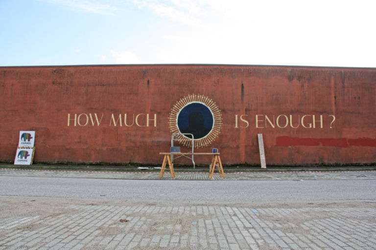 Aya Tarek vs El Teenen Pistoia 2 Due Banksy d’Egitto, a Pistoia. Dalla residenza di Aya Tarek e El Teneen nasce un grande murale dedicato a Piazza Tahrir: qui le immagini in anteprima