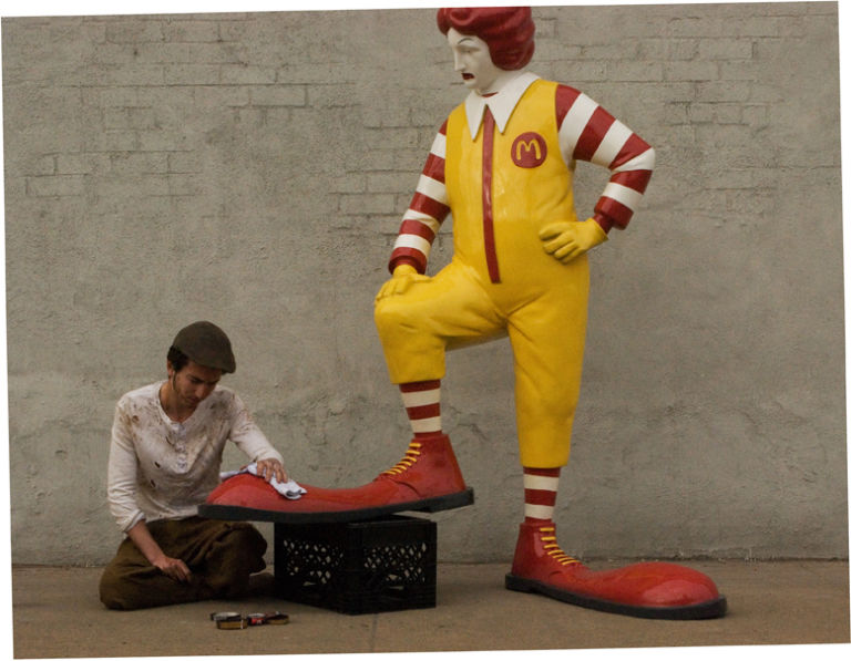 Banksy La performance con la replica di Ronald McDonald Banksy Does New York. Il documentario sulla residenza dello street artist