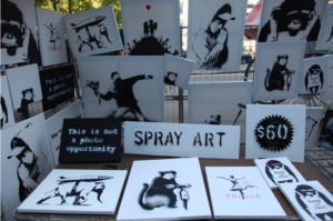 Banksy, esplosione virale a New York. Dal banchetto di Central Park al camion dei peluche