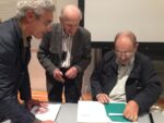 Eugenio Carmi e Umberto Eco firmano copie di "Stripsody" alla Triennale di Milano