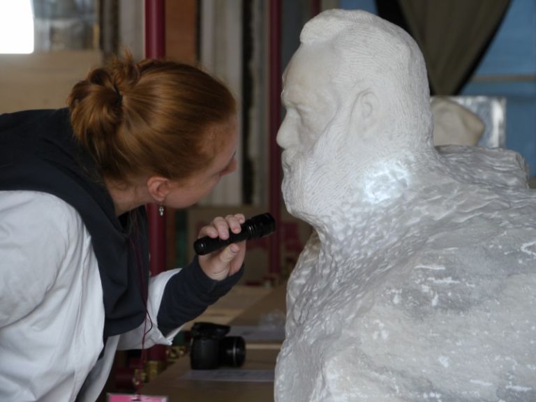 Controlli di rito sulle statue arrivate a Milano 800x600 Imbucati a Palazzo Reale: ecco foto e video rubati durante l’allestimento della mostra su Rodin in preparazione a Milano. Oltre sessanta marmi in arrivo dalla Francia, nella spettacolare cornice della Sala delle Cariatidi