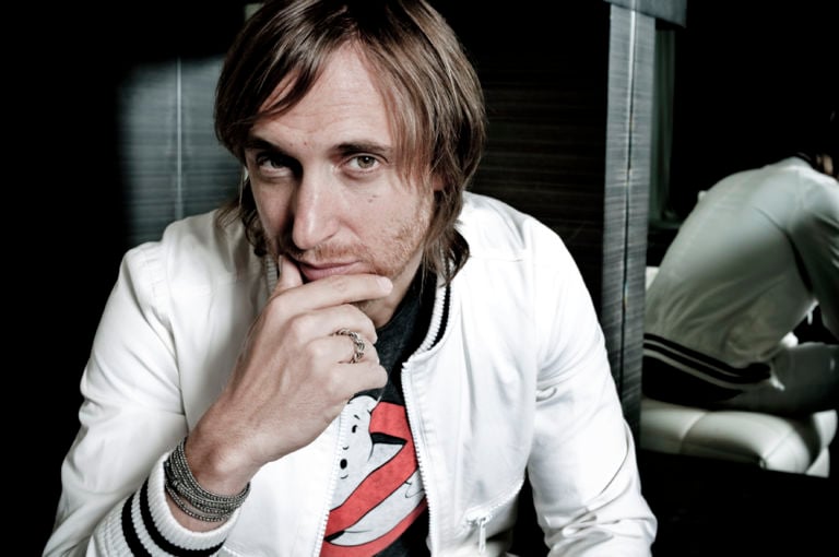 DavidGuetta Vedere la musica, ascoltare la fotografia. Titolo sinestetico per i ritratti di Cesare Cicardini: grandi star del pop, del rock, dell’elettronica. In mostra a Pescara