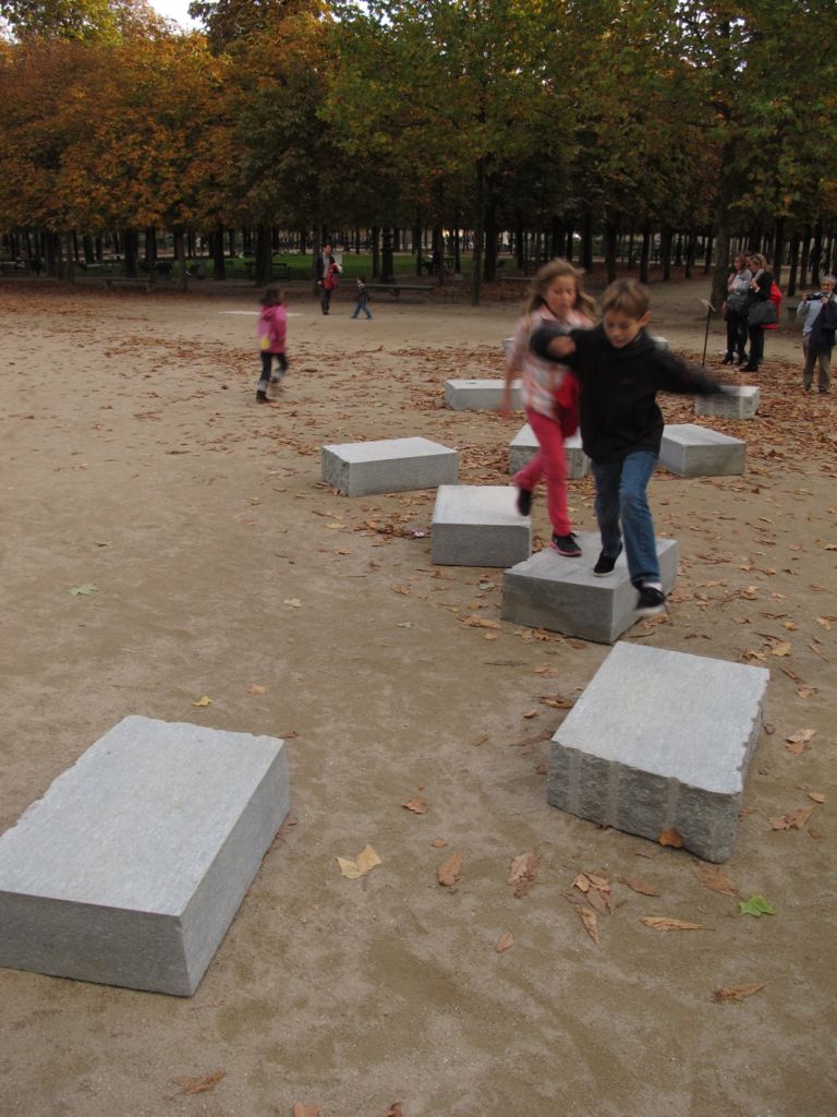 FIAC 2013 Jardin des Tuileries Giovanni Anselmo Paris Updates: passeggiando sull’opera di Anselmo. La Fiac porta ancora le opere di grandi dimensioni in giro per il Jardin des Tuileries: ecco le immagini