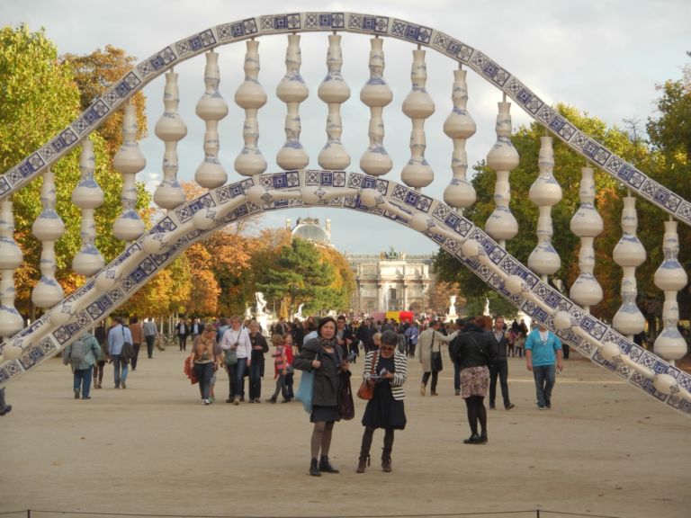 FIAC 2013 Jardin des Tuileries Shen Yuan Paris Updates: passeggiando sull’opera di Anselmo. La Fiac porta ancora le opere di grandi dimensioni in giro per il Jardin des Tuileries: ecco le immagini