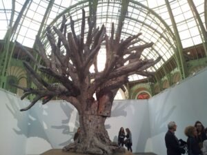 Paris Updates: primo fotoreport dalla preview di Fiac. Clima positivo al Grand Palais, atmosfera très chic: e la “gara” con Frieze si fa interessante