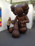 Fiac 2013 Kaws da Emmanuel Perrotin e1382634768357 Paris Updates: ma quanto è monumentale Fiac? Rassegna per immagini di tutte le grandi opere della grande fiera francese: ecco la fotogallery dei sogni