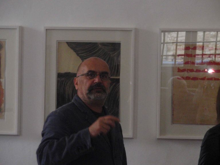 Giuseppe Gallo Mario Schifano & Sons. In Umbria la galleria Bibo's Place riunisce sette artisti per un omaggio al genio scomparso: ecco chiccera