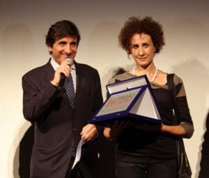 Laura Pugno vince la 14esima edizione del Premio Cairo con le sue “Proposte di sé”: fotografie abrase per l’artista piemontese, che vince nell’annata più al femminile di sempre. Con dieci donne tra i venti finalisti