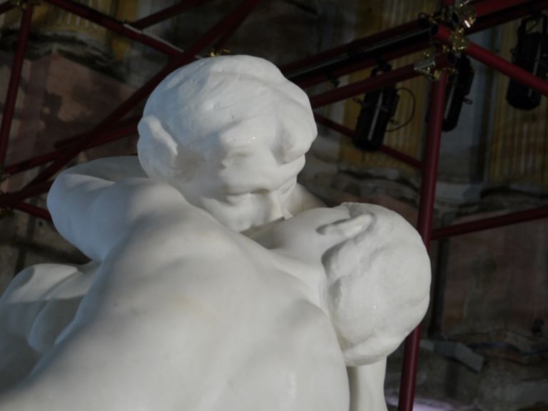 Il Bacio di Rodin 800x600 Imbucati a Palazzo Reale: ecco foto e video rubati durante l’allestimento della mostra su Rodin in preparazione a Milano. Oltre sessanta marmi in arrivo dalla Francia, nella spettacolare cornice della Sala delle Cariatidi
