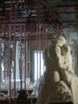 Il bacio di Rodin a Milano 600x800 e1381503815903 Imbucati a Palazzo Reale: ecco foto e video rubati durante l’allestimento della mostra su Rodin in preparazione a Milano. Oltre sessanta marmi in arrivo dalla Francia, nella spettacolare cornice della Sala delle Cariatidi