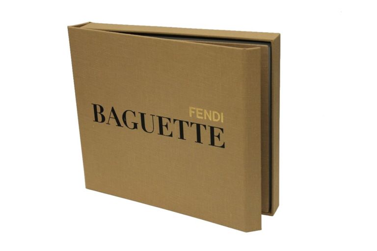 Il libro dedicato alla Fendi Baguette Angelo Musco disegna la nuova Baguette d'artista per Fendi. Dopo Jeff Koons, Damien Hirst, Richard Prince, commissione di prestigio per l’artista italiano: ecco le immagini