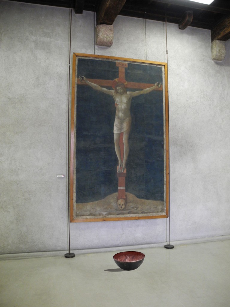 Jacopo Bellini Cristo crocifisso 1435 1445 con lopera Acqua di Giorgio Vigna Ph. F. Moscheni ArtVerona è anche off. A Castelvecchio e San Fermo, ma anche in Piazza Isolo, inaugurazioni, percorsi museali e mostre tocca e fuggi. Su Artribune tutte le foto