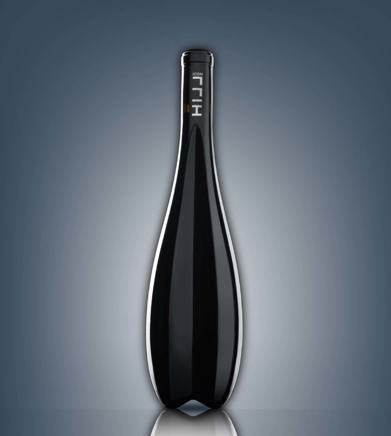 La bottiglia disegnata da Zaha Hadid Per disegnare la sua prima bottiglia di vino Zaha Hadid si scopre inaspettatamente... sobria! Linea elegante per i 999 esemplari di Icon Hill, rosso riserva dell’austriaca Hillinger