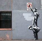 La nuova opera di Banksy a Chinatown La prossima artist residency di Banksy? Sono le strade di New York. Per tutto ottobre il misterioso street artist di Bristol pronto a “colpire” a sorpresa: e voi potete seguirlo in rete…