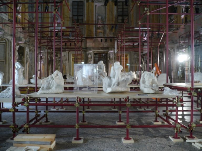 Lallestimento di Rodin a Palazzo Reale 800x600 Imbucati a Palazzo Reale: ecco foto e video rubati durante l’allestimento della mostra su Rodin in preparazione a Milano. Oltre sessanta marmi in arrivo dalla Francia, nella spettacolare cornice della Sala delle Cariatidi