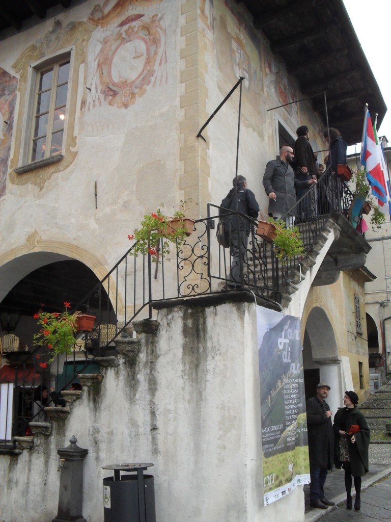 Landina Palazzotto Orta San Giulio 2 Fare arte nella fabbrica dei giocattoli. CARS presenta l’opera dei residenti 2013 a Omegna. E la sua costola “Landina” sul Lago d’Orta: un nuovo progetto di pittura en plein air