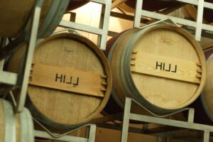 Per disegnare la sua prima bottiglia di vino Zaha Hadid si scopre inaspettatamente… sobria! Linea elegante per i 999 esemplari di Icon Hill, rosso riserva dell’austriaca Hillinger