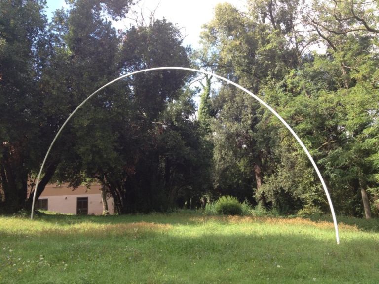 Maurizio Mochetti. Arco Laser Kounellis sparito, Mattiacci fra la spazzatura, Mochetti rubato. Il degrado di Roma si abbatte ancora sull’arte: ecco in che condizioni versa il Parco di Scultura Contemporanea di Villa Glori