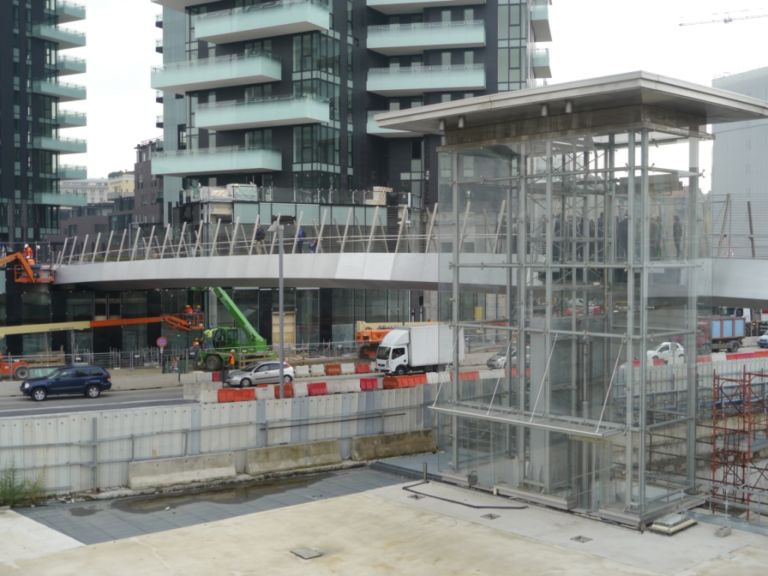 Milano il ponte pedonale su via Melchiorre Gioia Passeggiata esclusiva nel cantiere di Porta Nuova: ecco la Milano che cambia. Dall’area ipogea che si estende sotto Piazza Aulenti fino alle Nuove Varesine, passando sul ponte pedonale che lega l’Isola al centro della città