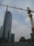 Milano lUnicredit Tower Passeggiata esclusiva nel cantiere di Porta Nuova: ecco la Milano che cambia. Dall’area ipogea che si estende sotto Piazza Aulenti fino alle Nuove Varesine, passando sul ponte pedonale che lega l’Isola al centro della città