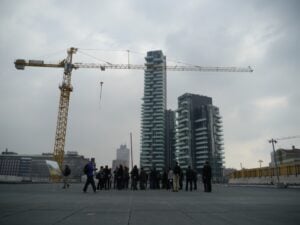 Passeggiata esclusiva nel cantiere di Porta Nuova: ecco la Milano che cambia. Dall’area ipogea che si estende sotto Piazza Aulenti fino alle Nuove Varesine, passando sul ponte pedonale che lega l’Isola al centro della città