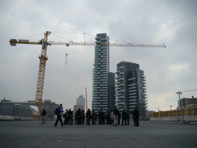 Milano verso le Nuove Varesine Passeggiata esclusiva nel cantiere di Porta Nuova: ecco la Milano che cambia. Dall’area ipogea che si estende sotto Piazza Aulenti fino alle Nuove Varesine, passando sul ponte pedonale che lega l’Isola al centro della città