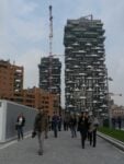 Milano verso piazza Aulenti Passeggiata esclusiva nel cantiere di Porta Nuova: ecco la Milano che cambia. Dall’area ipogea che si estende sotto Piazza Aulenti fino alle Nuove Varesine, passando sul ponte pedonale che lega l’Isola al centro della città