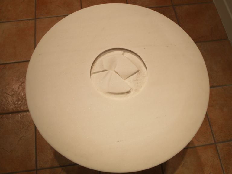 Origine 1994 marmo di Lasa Ø 60 cm Maurizio Casari. Acrobazie in punta di matita
