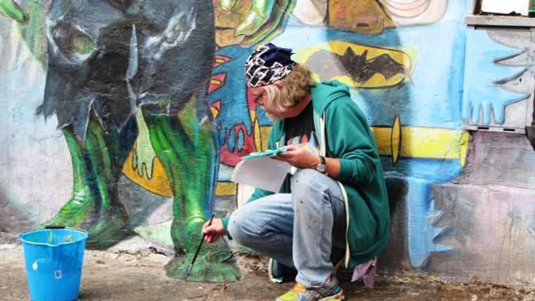 Rifiniture al murale Ron English, Roma e la tv. Su Sky Arte HD parte una serie dedicata alla Street Art, e fra i protagonisti c’è il graffitista USA, con la sua opera al Quadraro: qui immagini e video